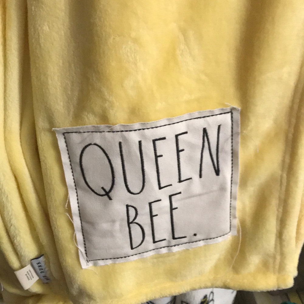 Rae Dunn queen bee throw